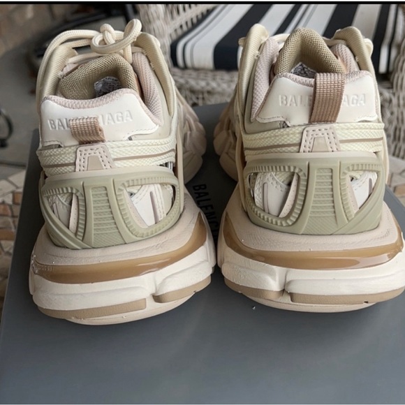 Authentic Balenciaga 2.0 - Picture 6 of 10